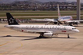 PR-MBO Airbus A320 TAM in Star Alliance Colours (8145041059).jpg