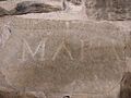 Piedra con inscripción tallada "MARIA" colocada dentro del local de los pendonistas de Albares de la Ribera