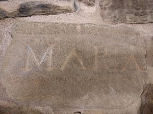 Archivo:Piedra con inscripción tallada "MARIA" colocada dentro del local de los pendonistas de Albares de la Ribera