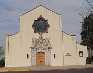 Archivo:Sacred Heart Cathedral (Dodge City) from E 1