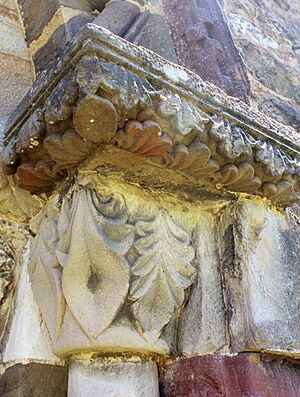 Archivo:San Esteban de Aramil-Capitel port pral ext dcha