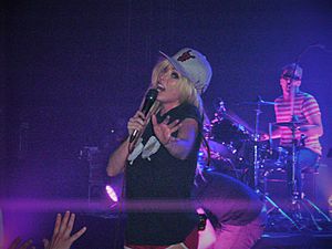 Archivo:The Ting Tings in Santiago de Chile 2