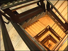 Archivo:Yale Center for British Art-view down stairwell