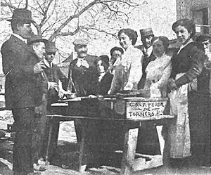 Archivo:1913-05-22, Vida Manchega, Varias notas gráficas (cropped) Un puesto de confituras de los muchos que concurren á la importante fiesta que se celebra el día de San Marcos
