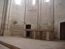 35 Monasterio de Palazuelos iglesia presbiterio puertas a la chirola ni