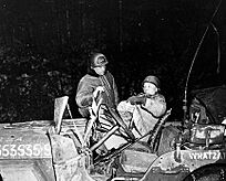 Archivo:Ardennes-Battle of the Bulge. January 1, 1945 - Major General Maurice Rose (left) confers with Brigadier General Doyle O. Hickey (right)