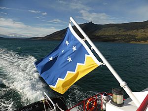 Archivo:Bandera magallánica, navegando en el fiordo Última Esperanza, Puerto Natales, Magallanes, Chile