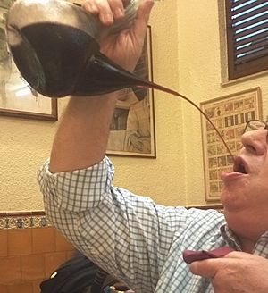 Archivo:Bebiendo con porrón