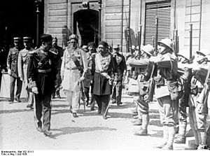 Archivo:Bundesarchiv Bild 102-10111, Paris, Bey von Thunis mit Ehrenwache