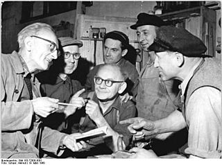 Archivo:Bundesarchiv Bild 183-72008-0001, Schreibender Arbeiter im Kombinat Espenhain