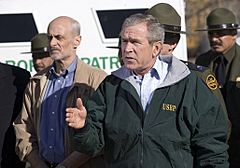 Archivo:Bush delivers statement at Mexican border