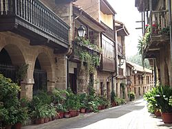 Archivo:Calle principal de la Villa de Cartes