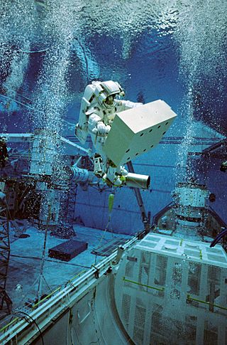 Archivo:Christer Fuglesang underwater EVA simulation for STS-116