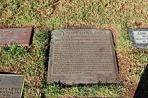 Archivo:Darryl Zanuck grave at Westwood Village Memorial Park Cemetery in Brentwood, California
