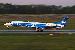 Archivo:Dniproavia Embraer EMB-145LR