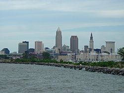 Archivo:Downtown Cleveland from Edgewater State Park
