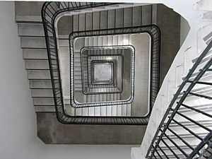 Archivo:Escalera interior de la Torre Ader.