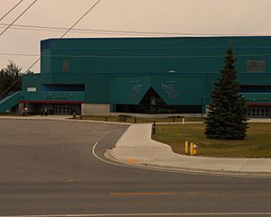 Archivo:Exterior view of main entrance, Carlson Center, Fairbanks, Alaska