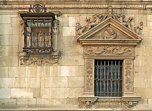 Archivo:Fachada de la Universidad de Alcalá de Henares. Pormenor K3