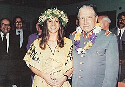 Archivo:General Pinochet junto a una pascuense