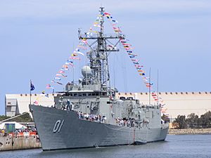 Archivo:HMAS Adelaide FFG01 front port