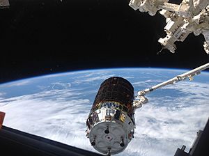 Archivo:ISS-36 HTV-4 berthing 2