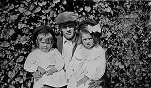 Archivo:Jack London with daughters Bess (left) and Joan (right)