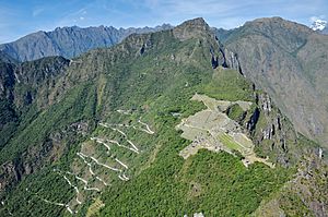 Machu Picchu a příjezdová cesta - panoramio.jpg
