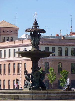 Archivo:Madrid - Plaza del Emperador Carlos V (2)