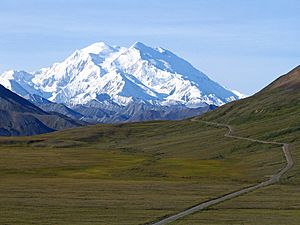 Archivo:Mount McKinley and Denali National Park Road 2048px