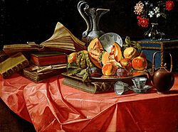 Archivo:Munari, Cristoforo - Libri, porcellane cinesi, vassoio di frutta, bauletto, vasetto di fiori e teiera su tavolo coperto da tovaglia rossa