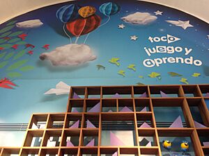 Archivo:Mural en la tienda del Museo Papalote