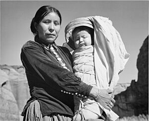 Archivo:Navajo Woman and Infant, Canyon de Chelle, Arizona (Canyon de Chelly National Monument), 1933 - 1942 - NARA - 519947