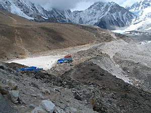 Archivo:Nepal - Sagamartha Trek - 170 - Gorak Shep (497708037)