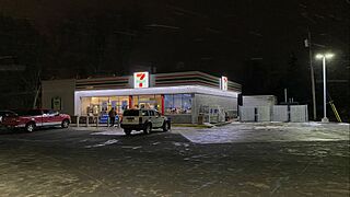 Night view of 7-Eleven store at 2546 Niagara Falls Boulevard, Tonawanda, New York - 20230202.jpg