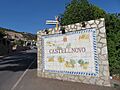 Panel mural cerámico de anuncio de la llegada al municipio de Castellnovo