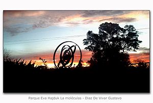 Archivo:Parque Eva hadjuk la molecula - Diaz de vivar gustavo