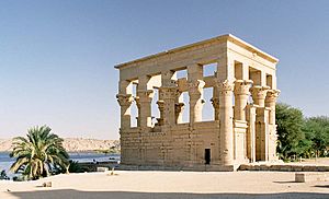 Archivo:Philae, Trajan's Kiosk, Aswan, Egypt, Oct 2004