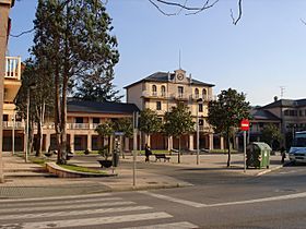 Archivo:Plaza Mayor de Llaranes