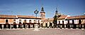 Plaza de Segovia con Ayuntamiento e iglesia en Navalcarnero (cropped)