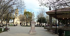Plaza principal de Cadereyta Jiménez con estatua de Miguel Hidalgo.jpg