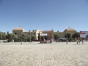 Archivo:Plaza y municipalidad de Andacollo