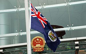 Archivo:Protesters waving the Hong Kong colonial flag in front of China liaison office in Hong Kong 01