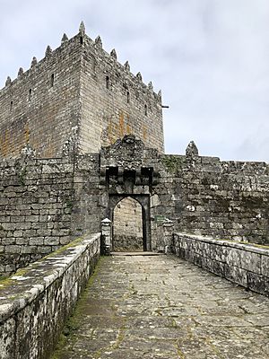 Archivo:Puente de piedra y puerta principal Castillo de Sotomayor