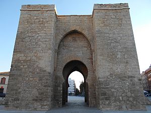 Archivo:Puerta de Toledo en Ciudad Real. Monumento Nacional