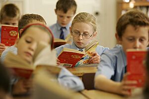 Archivo:Red House School English class