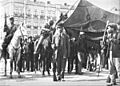 Revoltosos nas barricadas marcha com a bandeira da carbonaria