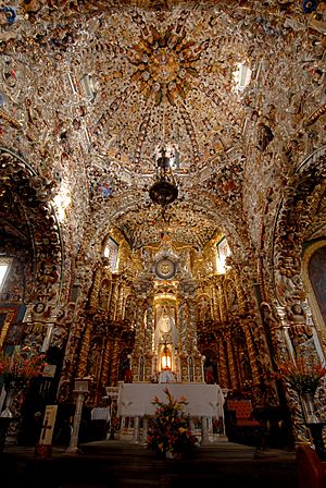 Archivo:Santa María Tonantzintla, altar principal. 00416