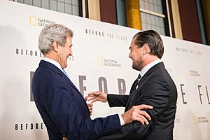 Archivo:Secretary Kerry and Leonardo DiCaprio at the Screening of "Before the Flood" (30423039336)