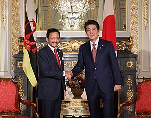 Archivo:Shinzo Abe and Hassanal Bolkiah at the Enthronement of Naruhito (1)